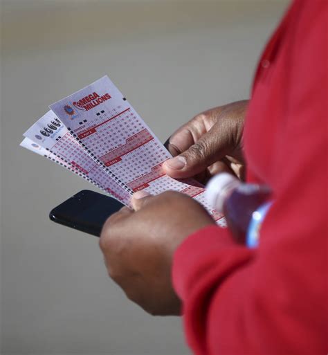Hundreds line up in Primm for chance to win lottery millions.